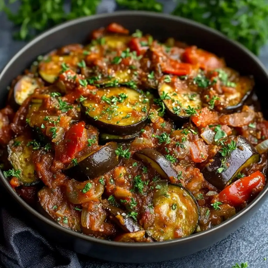 ### Title SEO : Ratatouille d'Automne : Légumes et Herbes Savoureux ### Meta Description : Découvrez notre ratatouille d'automne, un mélange coloré de légumes et d'herbes, un régal savoureux à déguster ! --- ## Ratatouille d'Automne aux Légumes et aux Herbes : Un Régal Coloré et Savoureux ### Introduction Lorsque les feuilles commencent à changer de couleur et que l'air se rafraîchit, il est temps de se tourner vers des plats réconfortants qui mettent en valeur les légumes de saison. La ratatouille d'automne est une variante délicieuse et colorée de ce classique provençal. Riche en saveurs et en textures, elle combine des légumes d'automne tels que les courges, les poivrons, et les tomates, le tout parfumé d'herbes aromatiques. Cette recette est parfaite pour un repas convivial ou comme accompagnement d'une viande. Facile à préparer, la ratatouille d'automne est également une excellente façon de profiter des légumes de saison et de régaler vos invités. ### Présentation de la recette La ratatouille d'automne est une explosion de couleurs et de saveurs. Elle est généralement composée de légumes coupés en dés et mijotés lentement pour permettre aux saveurs de se mélanger harmonieusement. Les herbes fraîches ajoutent une touche parfumée qui élève ce plat à un niveau supérieur. Que vous choisissiez de la servir chaude ou à température ambiante, elle saura séduire tous les palais. ### Ingrédients Pour préparer cette ratatouille d'automne, voici les ingrédients dont vous aurez besoin : - 1 courgette - 1 aubergine - 1 poivron rouge - 1 poivron jaune - 2 tomates - 1 oignon - 2 gousses d'ail - 2 cuillères à soupe d'huile d'olive - 1 cuillère à café d'herbes de Provence - Sel et poivre - Quelques feuilles de basilic frais pour la garniture ### Instructions #### Étape 1 : Préparation des légumes 1. **Laver et couper les légumes** : Lavez tous les légumes. Coupez la courgette, l'aubergine, et les poivrons en dés. Épépinez les tomates et coupez-les également en dés. Émincez l'oignon et hachez l'ail. #### Étape 2 : Cuisson des légumes 1. **Faire revenir l'oignon et l'ail** : Dans une grande poêle ou une cocotte, chauffez l'huile d'olive à feu moyen. Ajoutez l'oignon émincé et l'ail, puis faites revenir jusqu'à ce qu'ils soient translucides. 2. **Ajouter les légumes** : Incorporez les poivrons, l'aubergine et la courgette. Faites revenir pendant environ 5 à 7 minutes, jusqu'à ce que les légumes commencent à ramollir. 3. **Incorporer les tomates** : Ajoutez les tomates coupées et les herbes de Provence. Assaisonnez avec du sel et du poivre. Mélangez bien. #### Étape 3 : Mijoter la ratatouille 1. **Laisser mijoter** : Réduisez le feu à doux, couvrez la poêle et laissez mijoter pendant environ 20 à 30 minutes, en remuant de temps en temps. Les légumes doivent être tendres et bien mélangés. 2. **Ajuster l'assaisonnement** : Goûtez et ajustez le sel et le poivre selon vos préférences. ### Servir Servez la ratatouille d'automne chaude ou à température ambiante, garnie de quelques feuilles de basilic frais. Ce plat est délicieux en tant que plat principal ou en accompagnement d'une viande grillée ou d'un poisson. Vous pouvez également l'utiliser comme garniture pour des tartines de pain grillé pour un apéritif léger et savoureux. ### FAQ #### Peut-on ajouter d'autres légumes ? Absolument ! La ratatouille est très polyvalente. Vous pouvez ajouter des carottes, des champignons, ou même des patates douces pour varier les plaisirs. #### Est-ce que ce plat se conserve bien ? Oui, la ratatouille se conserve au réfrigérateur pendant 3 à 4 jours. Elle peut être réchauffée ou dégustée froide. #### Peut-on préparer ce plat à l'avance ? Oui, la ratatouille se prête très bien à la préparation à l'avance. Vous pouvez la préparer un jour ou deux avant et la réchauffer juste avant de servir. #### Quelle boisson accompagnerait bien ce plat ? Un vin rouge léger ou un rosé frais accompagnera parfaitement la ratatouille. Pour une option sans alcool, une eau pétillante avec un zeste de citron est rafraîchissante. --- La ratatouille d'automne aux légumes et aux herbes est un plat savoureux et coloré qui apportera chaleur et convivialité à votre table. Essayez cette recette et savourez les délices de l'automne. Bon appétit !