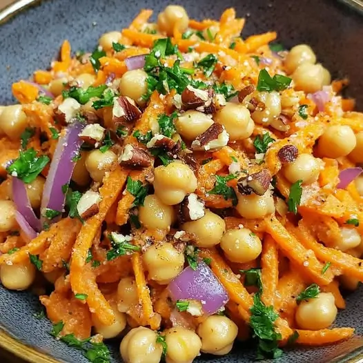 Salade de Carottes Épiciées et de Pois Chiches avec Sauce Tahini : Explosion de Saveurs Orientales