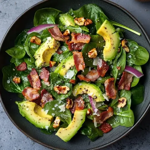 Salade d'Épinards avec Avocat, Bacon et Fromage de Comté