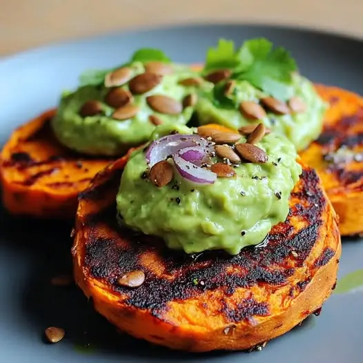 Steaks de Patates Douces au Cumin, Sauce à l'Avocat et Graines de Courge