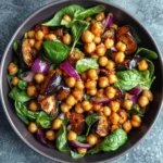 Salade Chaude de Pois Chiches Épicés, Épinards et Aubergines, Sauce Yaourt à l'Ail