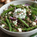 Salade chaude de haricots verts, quinoa et feta, sauce yaourt-aneth