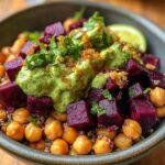 Salade de betterave, quinoa et pois chiches, sauce à la crème d'avocat et citron