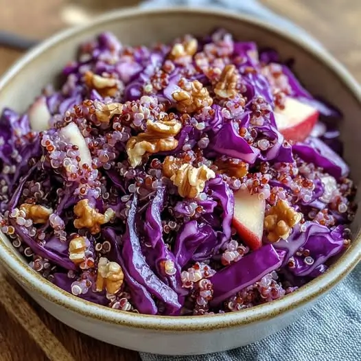 Salade hivernale de chou rouge, quinoa et pois cassés, sauce soja-miel