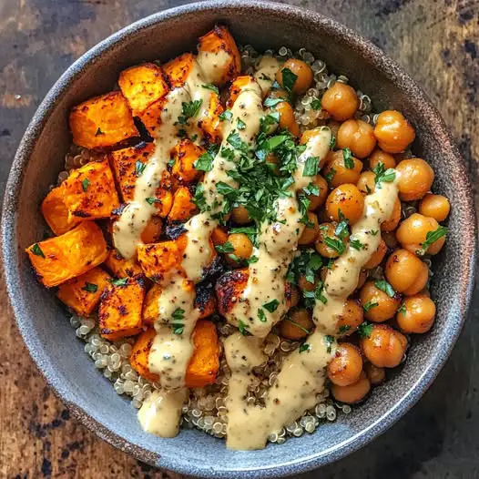 Bowl tiède de quinoa, patate douce et pois chiches, sauce tahini au citron