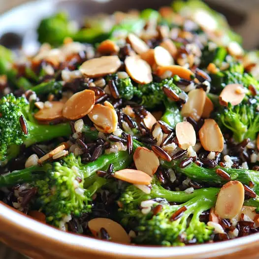 Salade tiède de brocolini, riz sauvage et amandes grillées, sauce sésame-gingembre