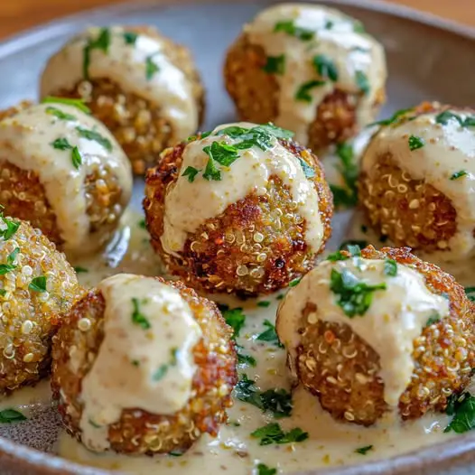 Boulettes de Quinoa et Pois Chiches à la Sauce Tahini et Citron