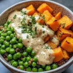 Bol de quinoa, patate douce, pois cassés et sauce tahini au citron