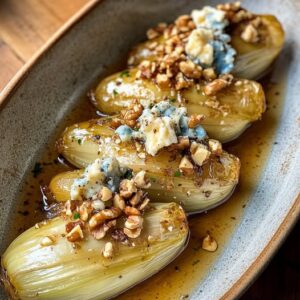 Endives Braisées au Miel et Vinaigre de Cidre, Roquefort Émietté et Noix