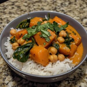 Curry de patate douce, pois chiches et épinards avec du riz basmati