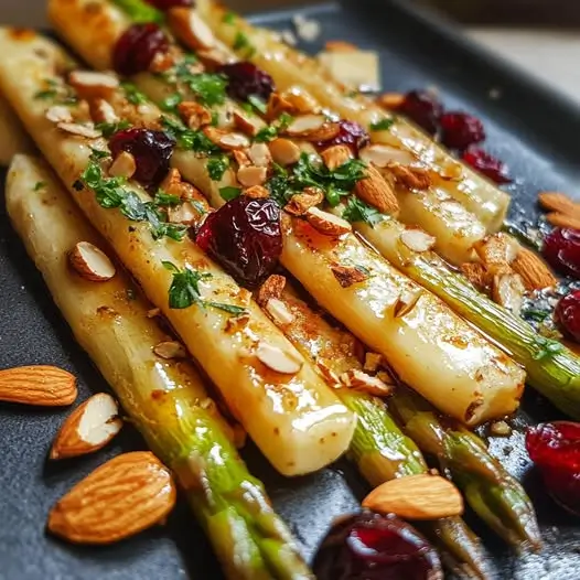 Asperges blanches rôties au balsamique et miel, halloumi frit et amandes grillées avec cranberries séchées